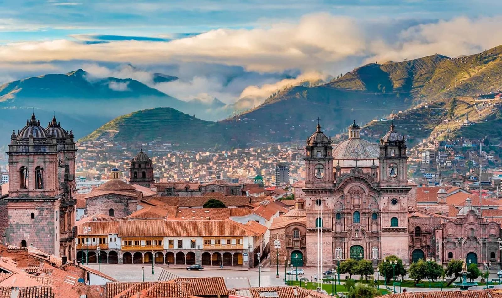 La ciudad del Cusco, bajo la niebla, al amanecer.