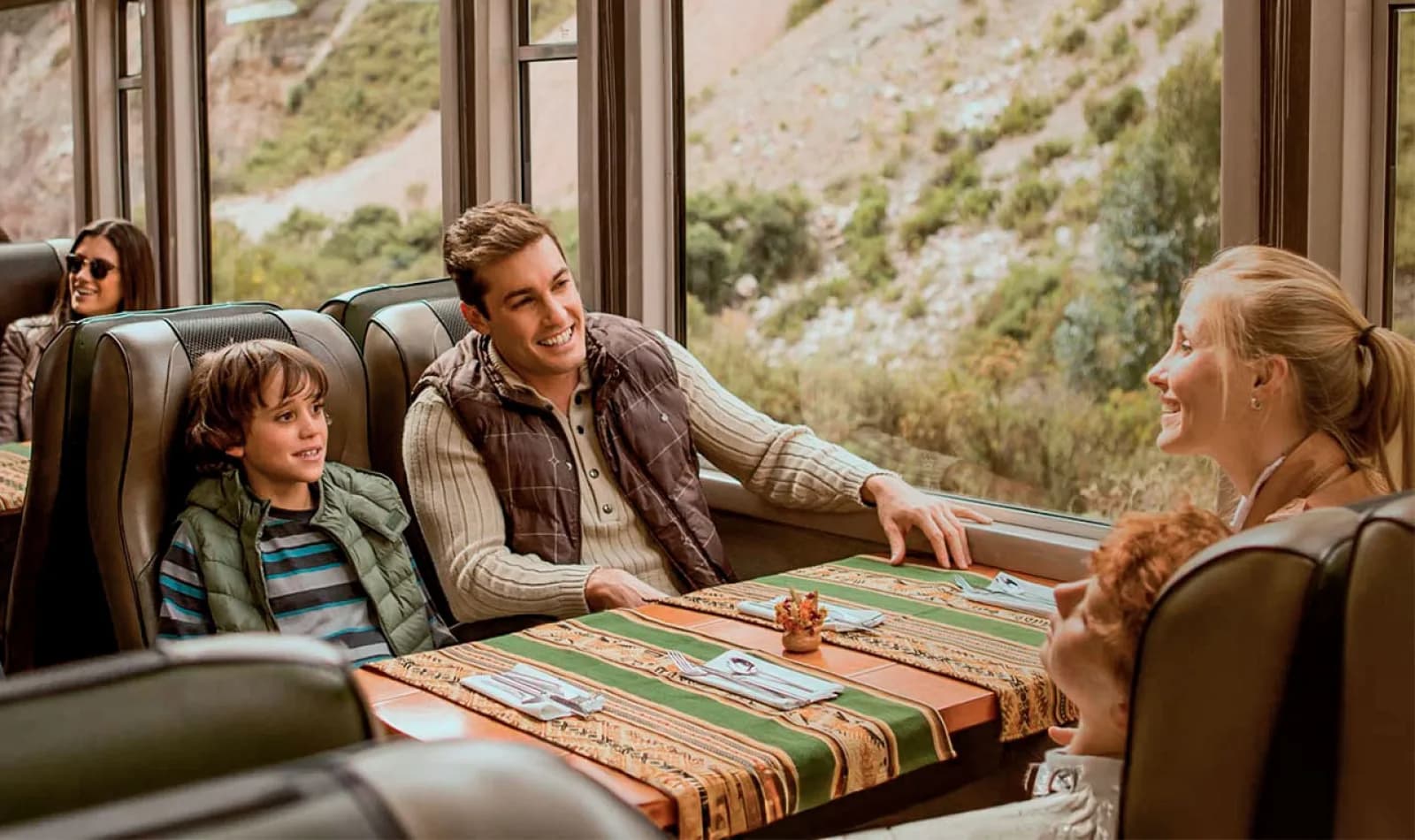 Familia en un tren turístico rumbo a Machu Picchu, Cusco.