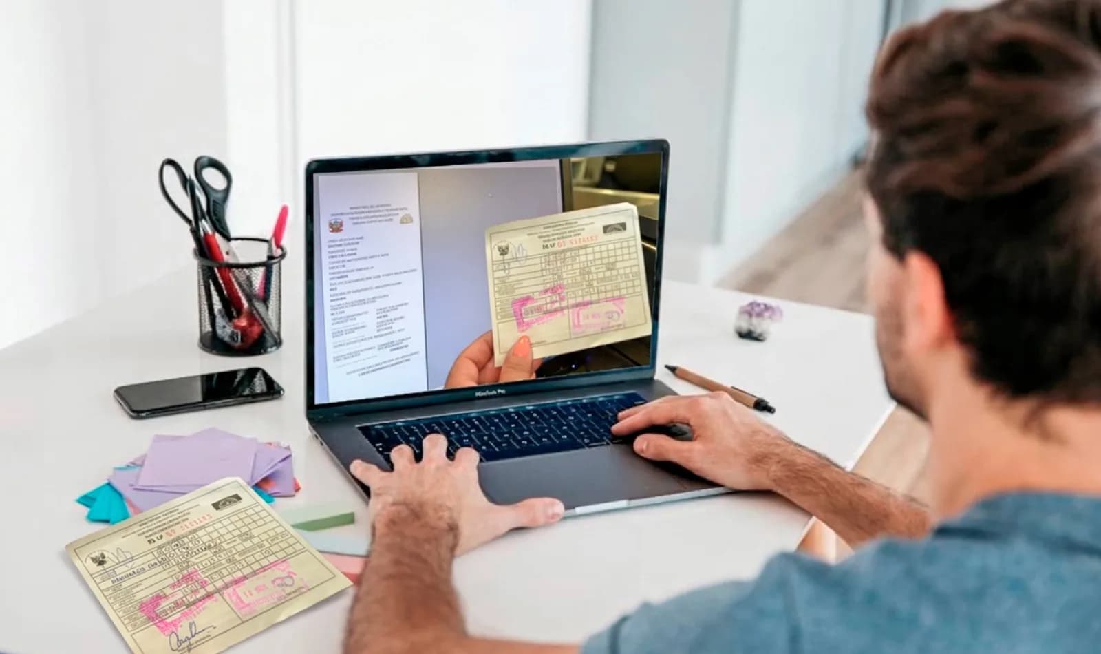 Viajero tramitando la tarjeta andina de migración virtual.