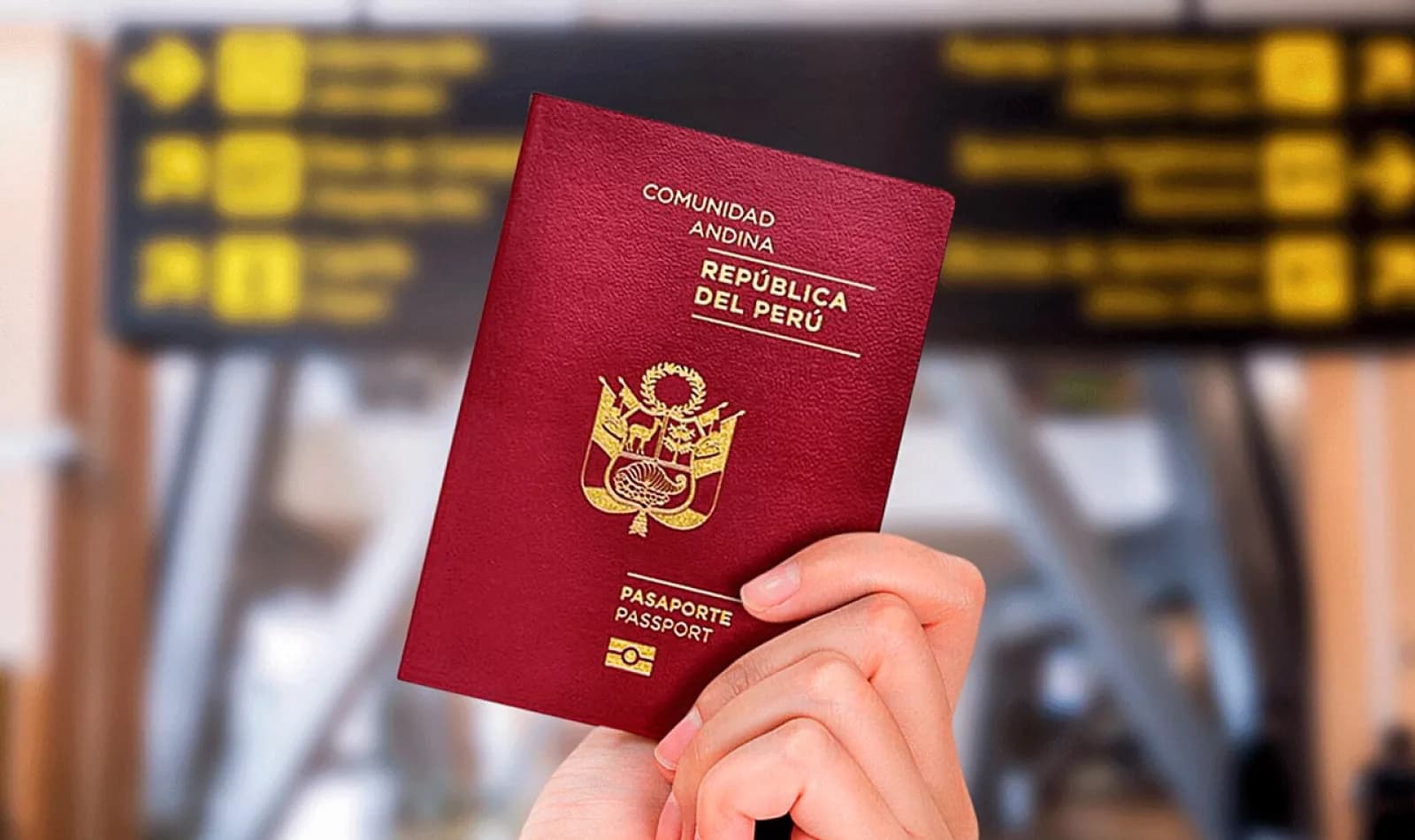 Visa para viajar a Perú, con una pantalla de distribución en el aeropuerto internacional de Lima de fondo.