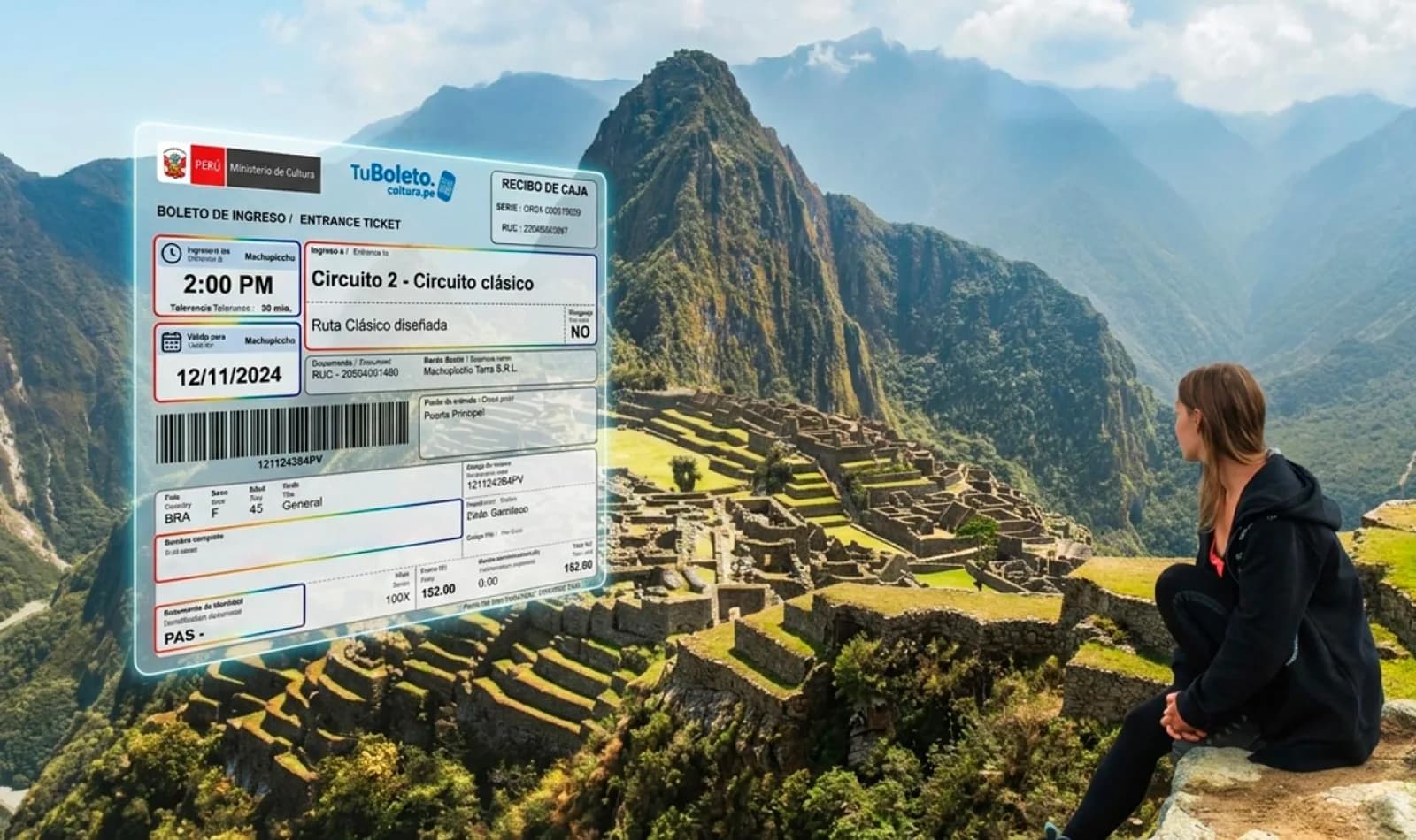 Viajera viendo un boleto de ingreso a Machu Picchu difuminado.