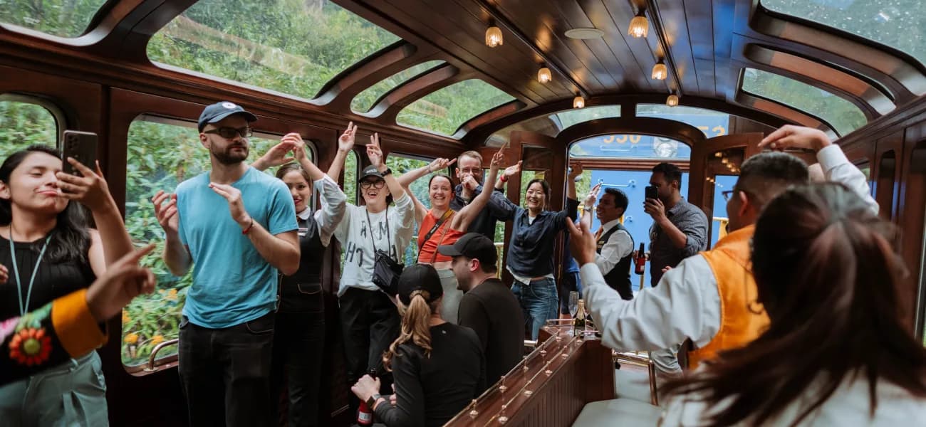 tren hacia Machu Picchu con personas bailando