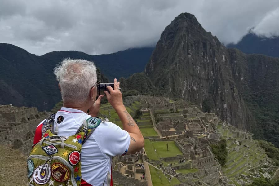 tomando fotos a la Machu Picchu