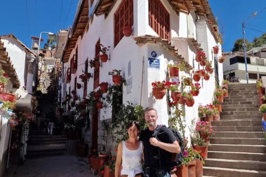 calle de instagrameable en Cusco con pareja