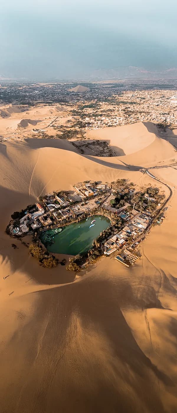 Vista aérea del oasis de Huacachina rodeado por las dunas del desierto de Ica