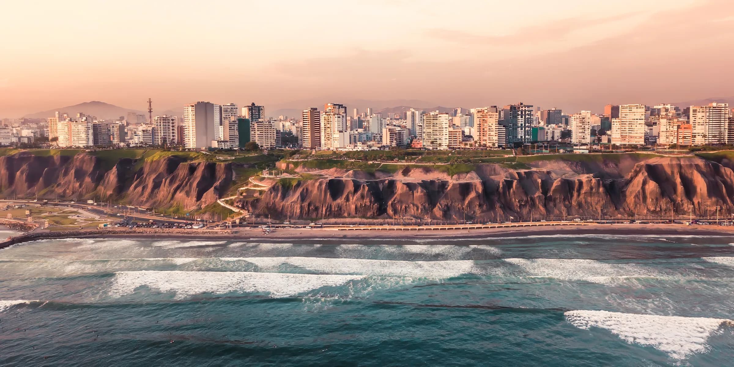 Vista panorámica de la Costa Verde y los acantilados de Miraflores en Lima
