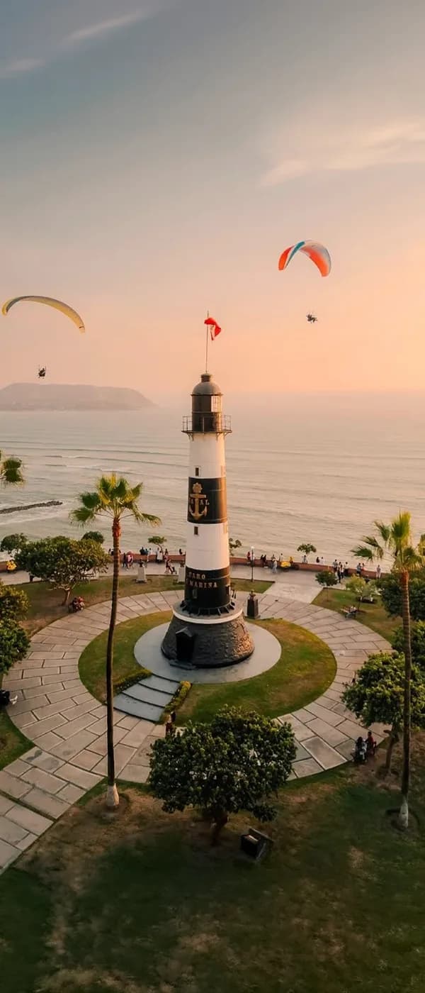 Faro La Marina frente al océano Pacífico con parapentes en Miraflores, Lima