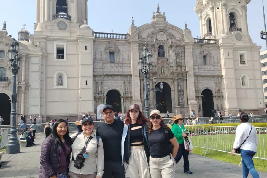 Vista de la catedral en un City Tour Lima