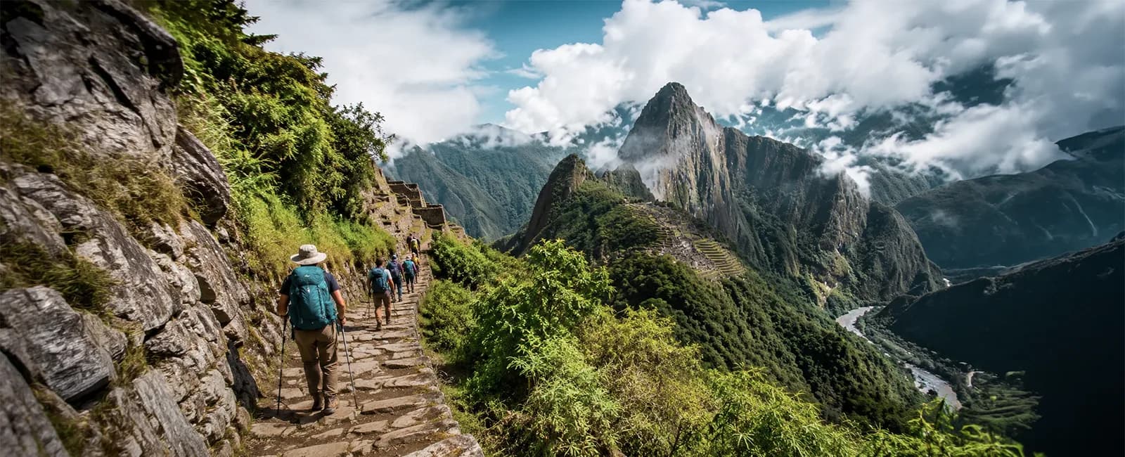 Viajeros recorriendo el Camino Inca con vista a Machu Picchu