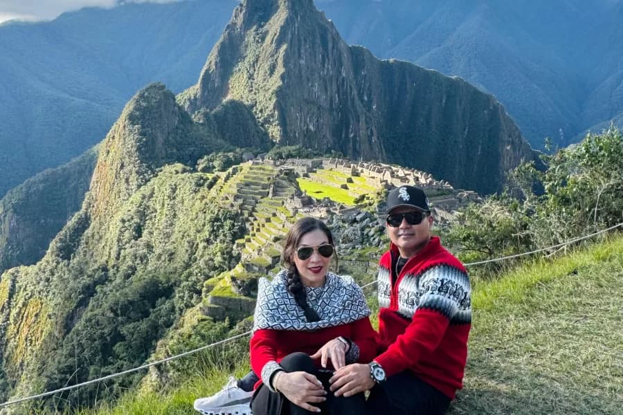 Parejas posando en Machu Picchu