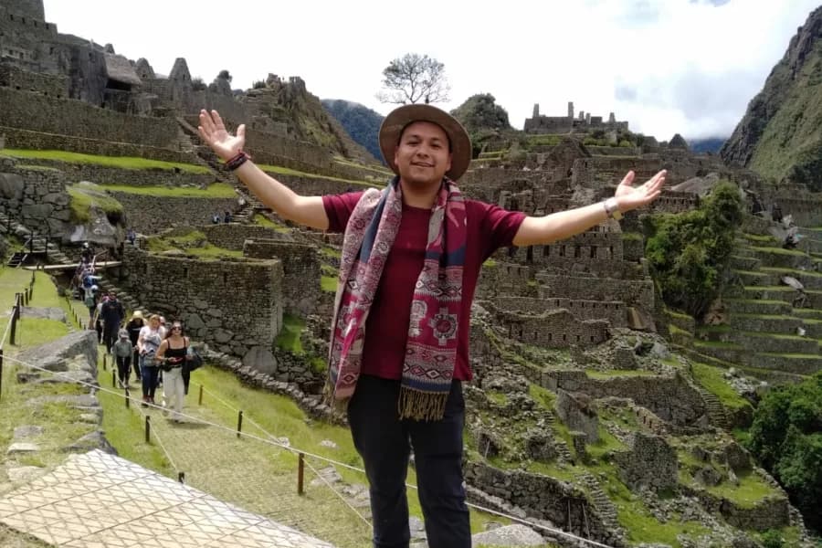 posando en el circuito 3 de Machu Pichu