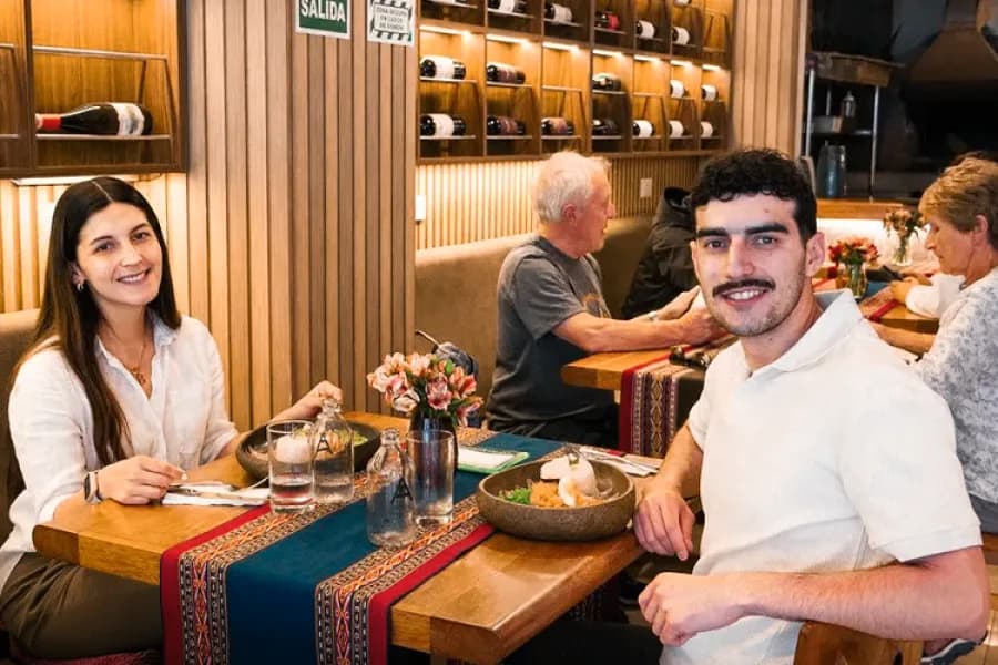 Pareja de viajeros disfrutando de una comida en un restaurante de Cusco