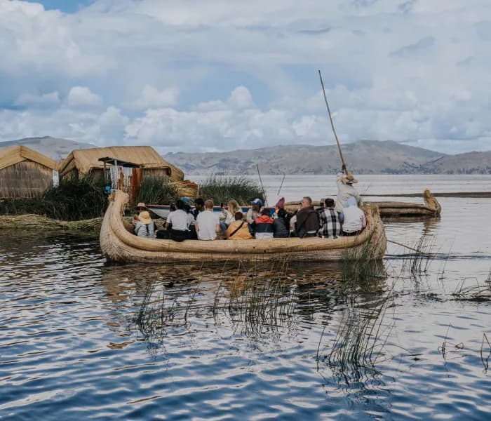 Botes de totora en el lago titicaca