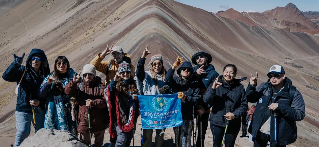 paseo grupal en el Tour Montaña de colores