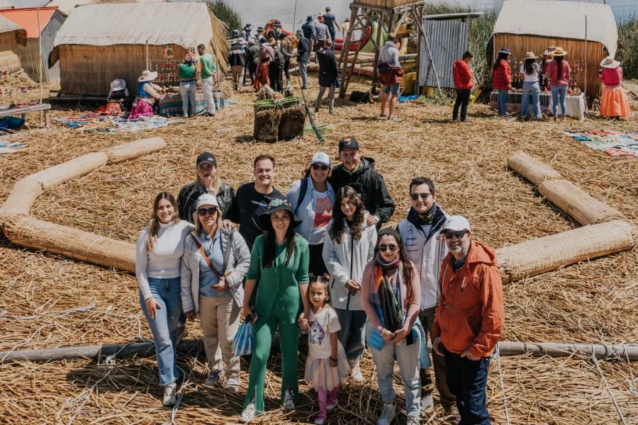 Foto grupa en la isla de los Uros