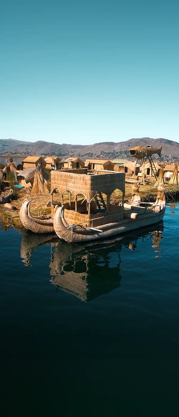 Bote tradicional de totora frente a las islas flotantes de los Uros en Puno