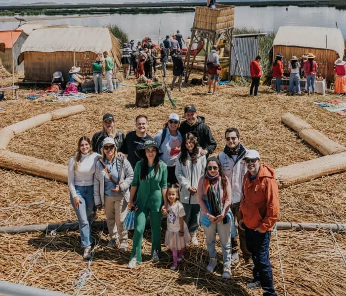 Foto grupal en la Isla de Uros