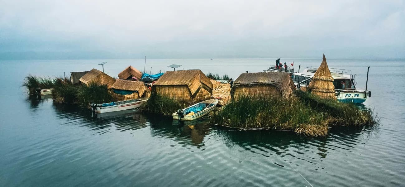 Vista panorámica de la Isla de Uros en Puno