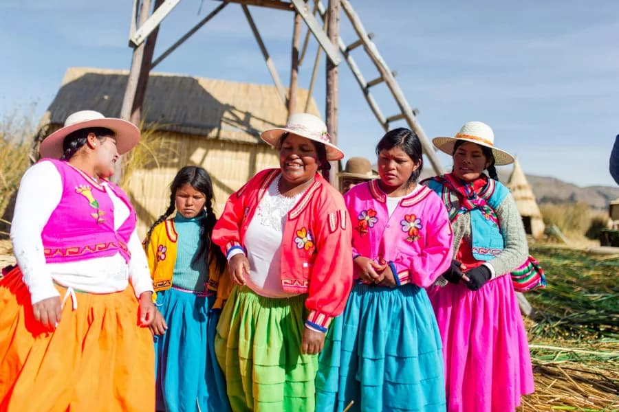 Foto de mujeres originarias de los Uros