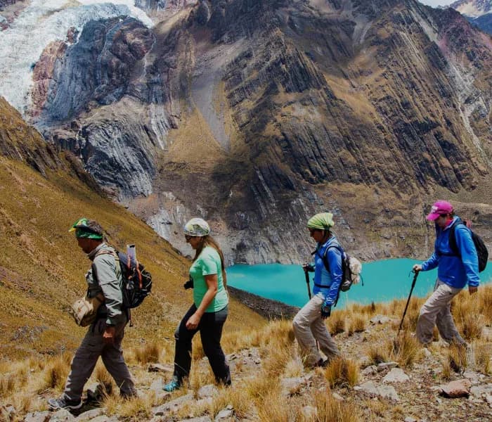 turistas recorriendo lagos y montañas