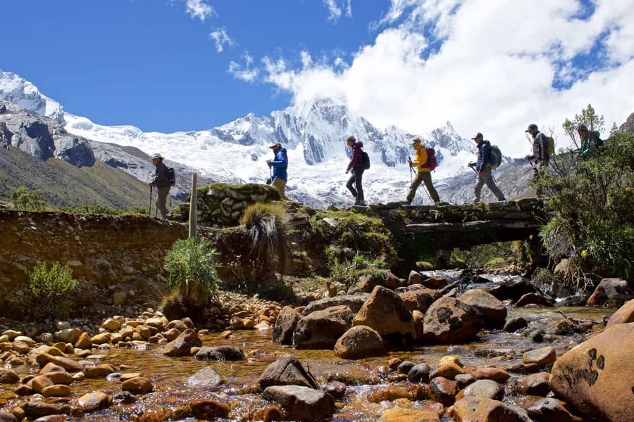 turistas recorriendo los nevados